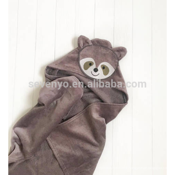 Serviette bébé à capuche visage animal raton laveur cadeau personnalisé jusqu&#39;à 1 an